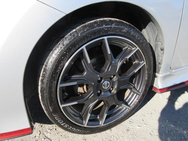 ノート ニスモ　Ｓ　車検２年付き　５ＭＴシフト　ＳＤナビ　ＢｌｕｅｔｏｏｔｈフルセグＴＶ　バックカメラ　純正１７インチアルミホイール　ＬＥＤオートヘッドライト　リヤフォグ　サブウーファー（22枚目）