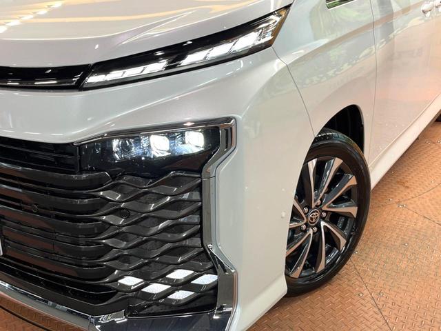 ヴォクシー ハイブリッドＳ－Ｚ　登録済未使用車　快適利便パック　ユニバーサルステップ　純正１０型ナビ　全周囲カメラ　ブラインドスポットモニター　レーダークルーズ　デジタルミラー　電動リアゲート　両側電動ドア　三眼ＬＥＤヘッド　ＥＴＣ（16枚目）