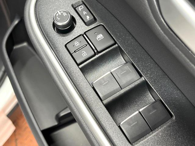 ヴォクシー ハイブリッドＳ－Ｚ　登録済未使用車　快適利便パック　ユニバーサルステップ　純正１０型ナビ　全周囲カメラ　ブラインドスポットモニター　レーダークルーズ　デジタルミラー　電動リアゲート　両側電動ドア　三眼ＬＥＤヘッド　ＥＴＣ（34枚目）