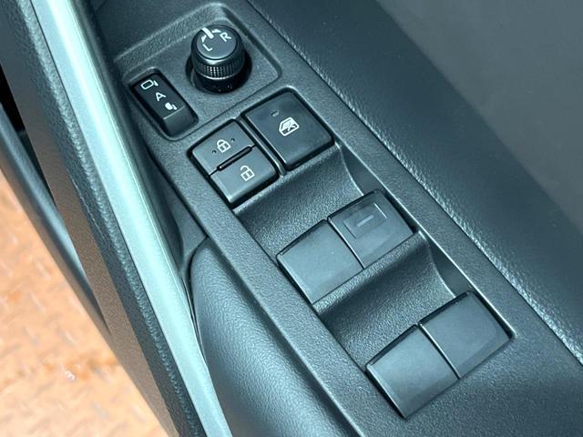カローラクロス ハイブリッド　Ｚ　禁煙　ガラスルーフ　純正１０型ナビ　全周囲カメラ　ブラインドスポットモニター　レーダークルーズ　電動リアゲート　ハーフレザー　シートヒーター　ＬＥＤヘッド　オートハイビーム　純正１８アルミ　ＥＴＣ（31枚目）