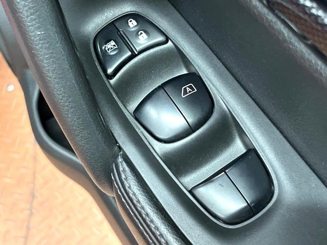 エクストレイル ２０Ｘ　禁煙車　純正ナビ　バックカメラ　フリップダウンモニター　シートヒーター　デュアルエアコン　ＥＴＣ　横滑り防止　アイドリングストップ　ハーフレザーシート　純正１７インチアルミ　ＬＥＤヘッド　ルーフレール（34枚目）