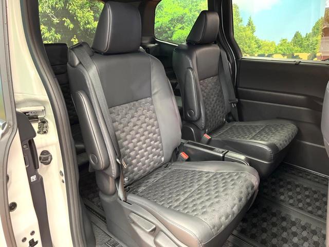 ヴォクシー Ｓ－Ｚ　フリップダウン　純正１０型ナビ　全周囲カメラ　両側電動ドア　レーダークルーズ　ハーフレザーシート　三眼ＬＥＤヘッド　オートハイビーム　デジタルミラー　純正１７アルミ　ＥＴＣ　クリアランスソナー（12枚目）