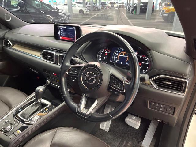 ＣＸ－５ ２５Ｔ　エクスクルーシブモード　禁煙　ＢＯＳＥサウンド　純正８型ナビ　全周囲カメラ　ブラインドスポットモニター　レーダークルーズ　黒革　メモリーシート　シートベンチレーション　電動リアゲート　ＬＥＤヘッド　純正１９アルミ　ＥＴＣ（22枚目）