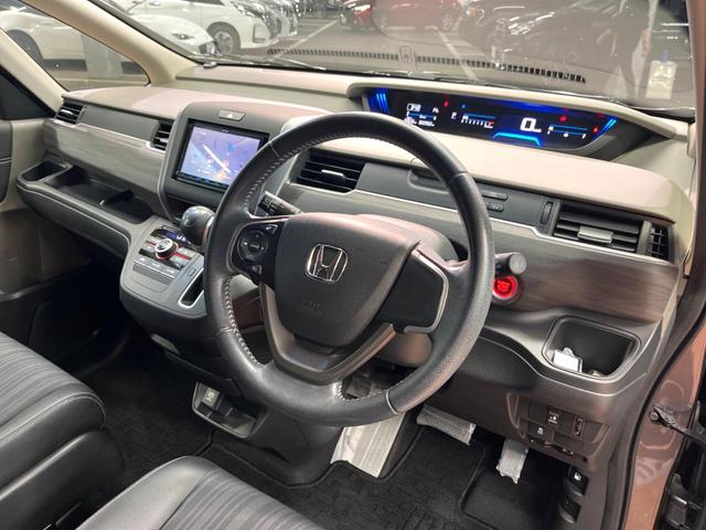 フリード G SDナビ バックカメラ 電動パワースライド ハーフレザー アイドリングストップ 車線逸脱警報 LEDヘッド オートライト ETC オートエアコン 純正15アルミ アイドリングストップ 横滑り防止装置(21枚目)