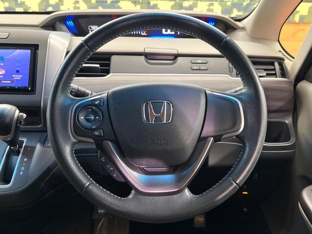 フリード G SDナビ バックカメラ 電動パワースライド ハーフレザー アイドリングストップ 車線逸脱警報 LEDヘッド オートライト ETC オートエアコン 純正15アルミ アイドリングストップ 横滑り防止装置(54枚目)