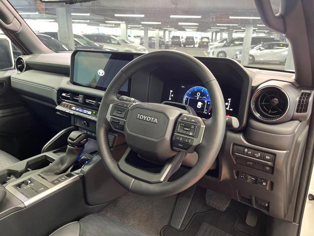 ランドクルーザー250 VX サンルーフ 丸目LEDヘッド 純正12型ナビ 全周囲カメラ ブラインドスポットモニター デジタルミラー レーダークルーズ 電動リアゲート 黒革 シートベンチレーション 純正18アルミ ETC(22枚目)