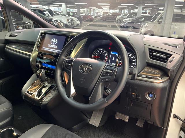 アルファード ２．５Ｓ　タイプゴールドＩＩＩ　禁煙　サンルーフ　フリップダウン　純正９型ディスプレイ　バックカメラ　ブラインドスポットモニター　レーダークルーズ　電動リアゲート　両側電動ドア　三眼ＬＥＤヘッド　純正１８アルミ　ＥＴＣ（22枚目）