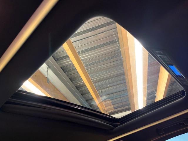 アルファード ２．５Ｓ　タイプゴールドＩＩＩ　禁煙　サンルーフ　フリップダウン　純正９型ディスプレイ　バックカメラ　ブラインドスポットモニター　レーダークルーズ　電動リアゲート　両側電動ドア　三眼ＬＥＤヘッド　純正１８アルミ　ＥＴＣ（24枚目）