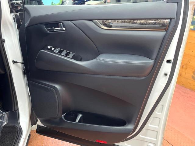 アルファード ２．５Ｓ　タイプゴールドＩＩＩ　禁煙　サンルーフ　フリップダウン　純正９型ディスプレイ　バックカメラ　ブラインドスポットモニター　レーダークルーズ　電動リアゲート　両側電動ドア　三眼ＬＥＤヘッド　純正１８アルミ　ＥＴＣ（33枚目）