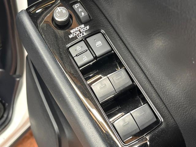 アルファード ２．５Ｓ　タイプゴールドＩＩＩ　禁煙　サンルーフ　フリップダウン　純正９型ディスプレイ　バックカメラ　ブラインドスポットモニター　レーダークルーズ　電動リアゲート　両側電動ドア　三眼ＬＥＤヘッド　純正１８アルミ　ＥＴＣ（34枚目）