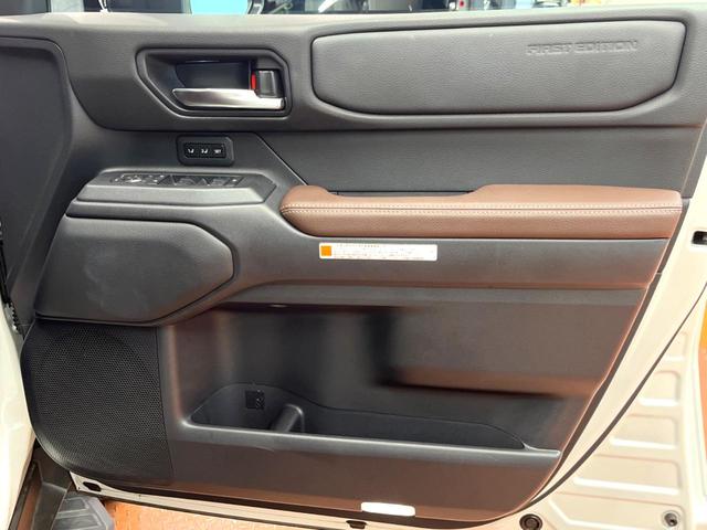 ランドクルーザー250 ZXファーストエディション 禁煙車 サンルーフ 12型ディスプレイオーディオ 全周囲カメラ レーダークルーズ ブラインドスポットモニター デジタルミラー 丸目LEDヘッド&フォグ 茶革 ベンチレーション パワーバックドア ETC(32枚目)