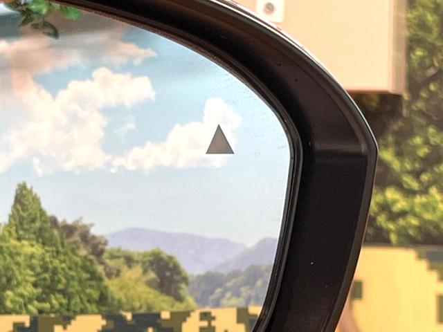 アウトランダーＰＨＥＶ Ｐ　７人　禁煙　ＢＯＳＥサウンド　純正９型ナビ　全周囲カメラ　ブラインドスポットモニター　マイパロット　電動リアゲート　黒革　メモリーシート　シートヒーター　ＬＥＤヘッド　純正２０アルミ　ＥＴＣ（5枚目）