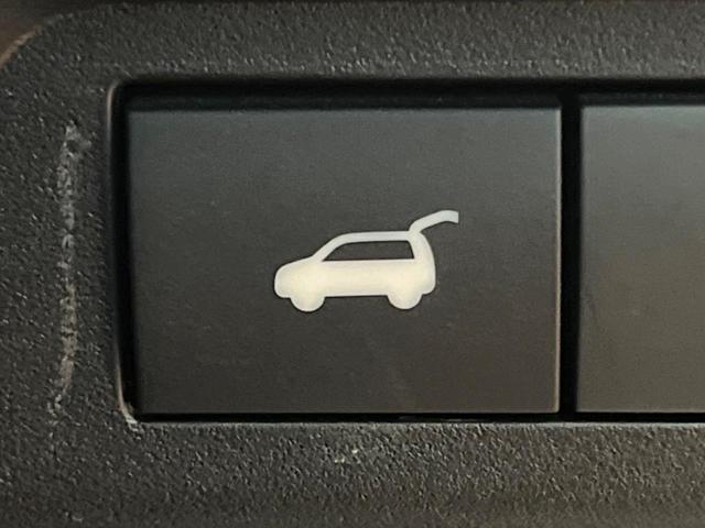 アウトランダーＰＨＥＶ Ｐ　７人　禁煙　ＢＯＳＥサウンド　純正９型ナビ　全周囲カメラ　ブラインドスポットモニター　マイパロット　電動リアゲート　黒革　メモリーシート　シートヒーター　ＬＥＤヘッド　純正２０アルミ　ＥＴＣ（7枚目）