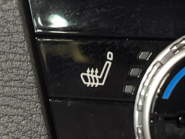 アウトランダーＰＨＥＶ Ｐ　７人　禁煙　ＢＯＳＥサウンド　純正９型ナビ　全周囲カメラ　ブラインドスポットモニター　マイパロット　電動リアゲート　黒革　メモリーシート　シートヒーター　ＬＥＤヘッド　純正２０アルミ　ＥＴＣ（8枚目）