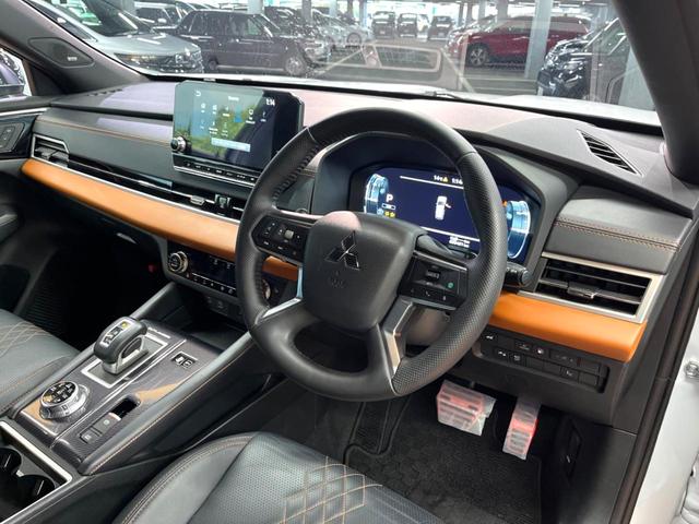 アウトランダーＰＨＥＶ Ｐ　７人　禁煙　ＢＯＳＥサウンド　純正９型ナビ　全周囲カメラ　ブラインドスポットモニター　マイパロット　電動リアゲート　黒革　メモリーシート　シートヒーター　ＬＥＤヘッド　純正２０アルミ　ＥＴＣ（23枚目）