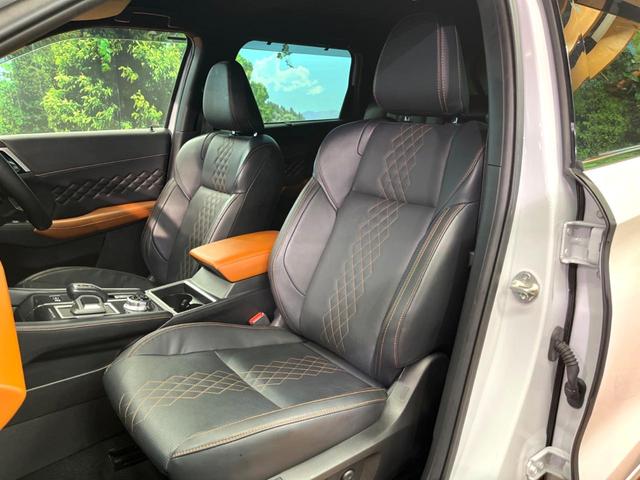 アウトランダーＰＨＥＶ Ｐ　７人　禁煙　ＢＯＳＥサウンド　純正９型ナビ　全周囲カメラ　ブラインドスポットモニター　マイパロット　電動リアゲート　黒革　メモリーシート　シートヒーター　ＬＥＤヘッド　純正２０アルミ　ＥＴＣ（25枚目）