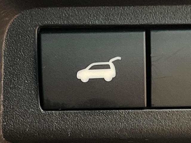 アウトランダーPHEV P 禁煙車 4WD 7人乗り 純正12型ナビ 全周囲カメラ マイパイロット ブラインドスポットモニター 電動リアゲート 黒革 全席シートヒーター メモリーシート LEDヘッド ステアリングヒーター ETC(8枚目)