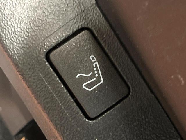 アウトランダーPHEV P 禁煙車 4WD 7人乗り 純正12型ナビ 全周囲カメラ マイパイロット ブラインドスポットモニター 電動リアゲート 黒革 全席シートヒーター メモリーシート LEDヘッド ステアリングヒーター ETC(27枚目)