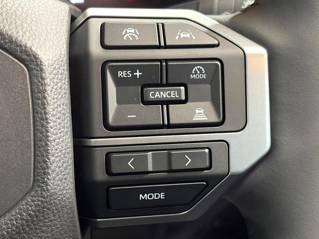 ランドクルーザー２５０ ＶＸ　登録済未使用車　７人乗　サンルーフ　純正１２型ディスプレイオーディオ　全周囲カメラ　デジタルミラー　丸目ＬＥＤヘッド＆フォグ　純正１８インチアルミ　本革　ベンチレーション　ステアリングヒーター　ＥＴＣ（8枚目）