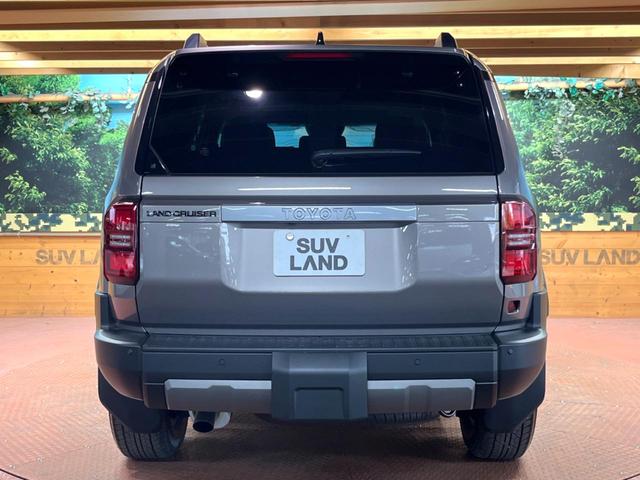 ランドクルーザー２５０ ＶＸ　登録済未使用車　７人乗　サンルーフ　純正１２型ディスプレイオーディオ　全周囲カメラ　デジタルミラー　丸目ＬＥＤヘッド＆フォグ　純正１８インチアルミ　本革　ベンチレーション　ステアリングヒーター　ＥＴＣ（17枚目）