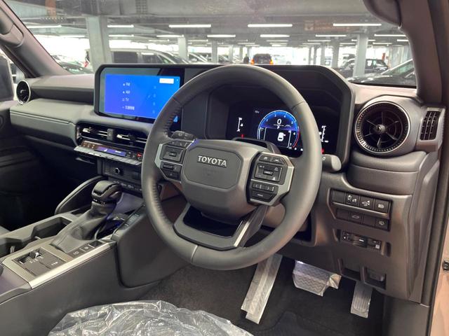 ランドクルーザー２５０ ＶＸ　登録済未使用車　７人乗　サンルーフ　純正１２型ディスプレイオーディオ　全周囲カメラ　デジタルミラー　丸目ＬＥＤヘッド＆フォグ　純正１８インチアルミ　本革　ベンチレーション　ステアリングヒーター　ＥＴＣ（24枚目）