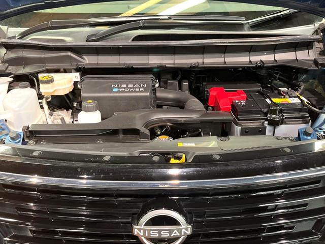 セレナ ｅ－パワー　ハイウェイスターＶ　両側電動ドア　後席モニター　全周囲カメラ　衝突軽減装置　レーダークルーズ　禁煙車　コーナーセンサー　デジタルミラー　ブラインドスポットモニター　車線逸脱警報（18枚目）