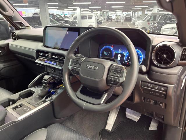 ランドクルーザー250 VX 禁煙 サンルーフ トヨタチームメイト 12型ディスプレイ 全周囲カメラ デジタルミラー ブラインドスポットモニター デフロック 丸目LEDヘッド 電動リアゲート 黒革 シートベンチレーション ETC(22枚目)