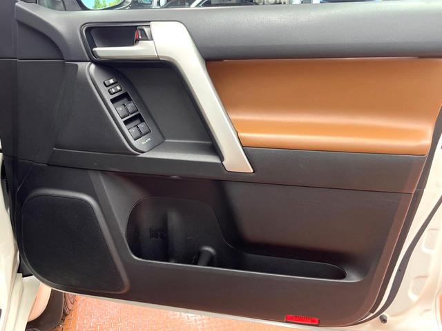 ランドクルーザープラド TX Lパッケージ 70thアニバーサリーリミテッド 禁煙 7人 純正9型ナビ バックカメラ レーダークルーズ 茶革 パワーシート シートベンチレーション LEDヘッド オートハイビーム クリアランスソナー ETC 純正18インチアルミ ルーフレール(36枚目)