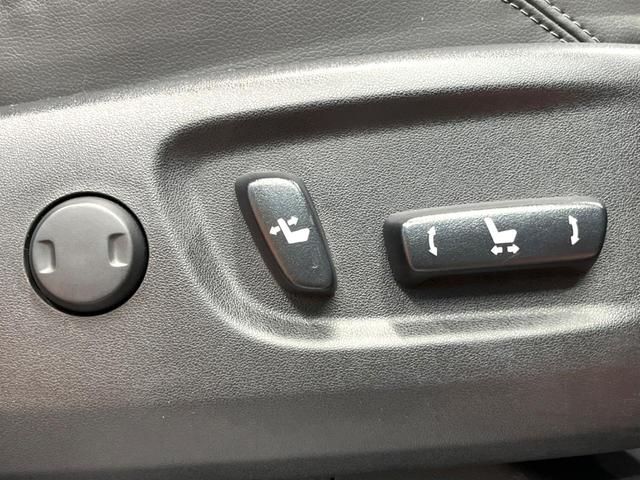 ランドクルーザープラド TX Lパッケージ マットブラックエディション 禁煙車 サンルーフ 純正ナビ 全周囲カメラ レーダークルーズ パワーシート ブラインドスポットモニター オートマチックハイビーム シートベンチレーション 黒革シート LEDヘッド 純正18インチアルミ(7枚目)