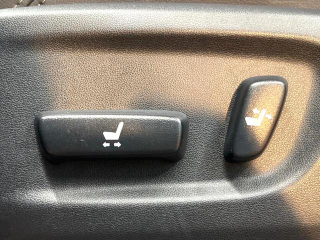 ランドクルーザープラド TX Lパッケージ マットブラックエディション 禁煙車 サンルーフ 純正ナビ 全周囲カメラ レーダークルーズ パワーシート ブラインドスポットモニター オートマチックハイビーム シートベンチレーション 黒革シート LEDヘッド 純正18インチアルミ(26枚目)