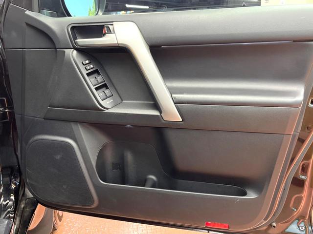 ランドクルーザープラド TX Lパッケージ マットブラックエディション 禁煙車 サンルーフ 純正ナビ 全周囲カメラ レーダークルーズ パワーシート ブラインドスポットモニター オートマチックハイビーム シートベンチレーション 黒革シート LEDヘッド 純正18インチアルミ(32枚目)