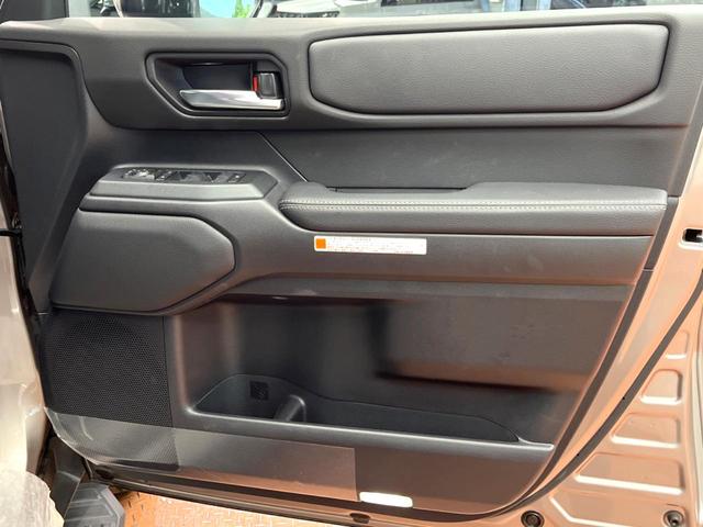 ランドクルーザー250 VX 禁煙車 7人乗り サンルーフ 純正12型ナビ 全周囲カメラ JBLサウンド デジタルインナーミラー ブラインドスポットモニター レーダークルーズ 電動リアゲート 黒側 シートベンチレーション ETC(31枚目)