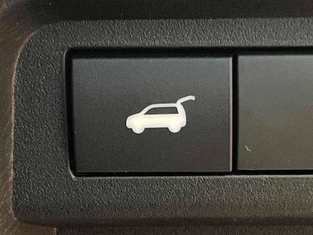 アウトランダーＰＨＥＶ Ｐ　サンルーフ　ＢＯＳＥサウンド　メーカーナビ　全周囲カメラ　マイパイロット　ブラインドスポットモニター　パワーバックドア　メモリーシート　革シート　ＬＥＤヘッド　純正２０インチアルミ　パドルシフト（9枚目）