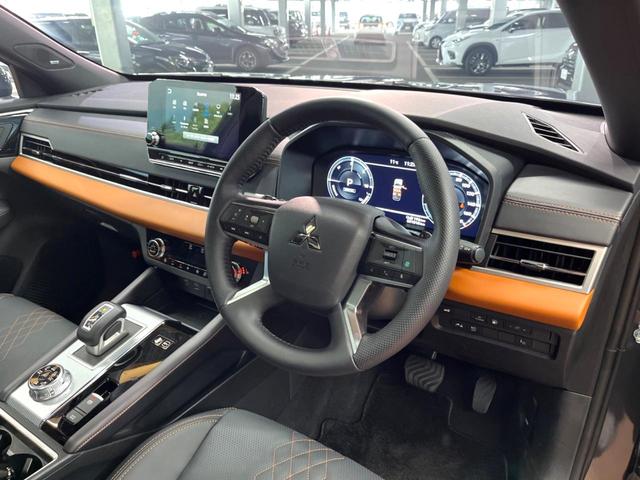 アウトランダーＰＨＥＶ Ｐ　サンルーフ　ＢＯＳＥサウンド　メーカーナビ　全周囲カメラ　マイパイロット　ブラインドスポットモニター　パワーバックドア　メモリーシート　革シート　ＬＥＤヘッド　純正２０インチアルミ　パドルシフト（22枚目）