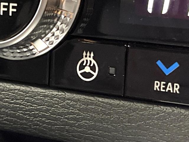 アウトランダーＰＨＥＶ Ｐ　サンルーフ　ＢＯＳＥサウンド　メーカーナビ　全周囲カメラ　マイパイロット　ブラインドスポットモニター　パワーバックドア　メモリーシート　革シート　ＬＥＤヘッド　純正２０インチアルミ　パドルシフト（50枚目）