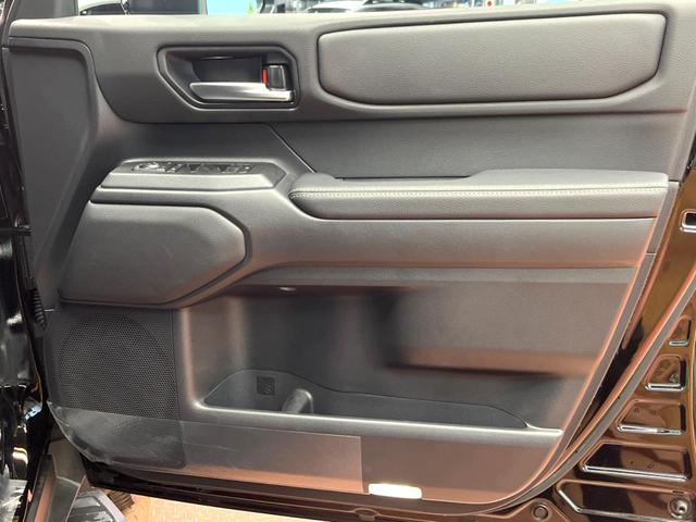 ランドクルーザー２５０ ＶＸ　禁煙　サンルーフ　純正１２型ディスプレイ　全周囲カメラ　ブラインドスポットモニター　レーダークルーズ　デジタルミラー　黒革　シートベンチレーション　丸目ＬＥＤヘッド　純正１８インチアルミ　ＥＴＣ（32枚目）