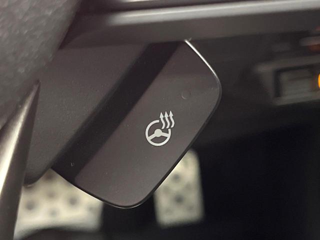 【ステアリングヒーター】冬場に冷たくなりやすい革巻きステアリングを、スイッチ一つで素早く適温に！エアコンよりも早く温まってくれるので、寒い日の運転も快適になりますね♪