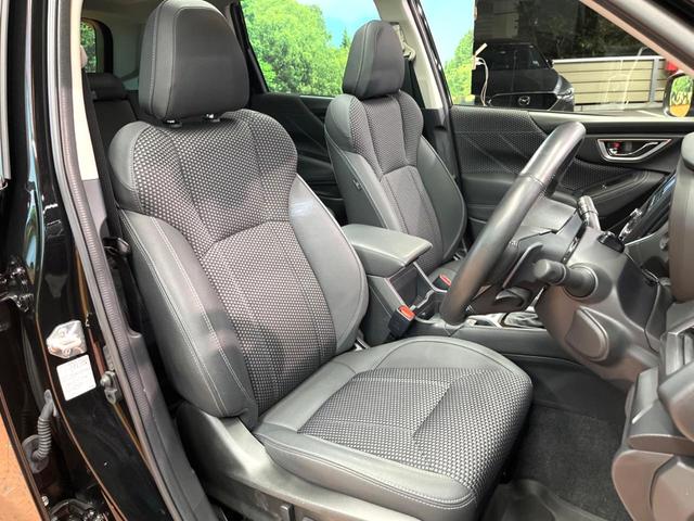 【ハーフレザーシート】高級感と座り心地を両立した人気のシート♪背面・座面のファブリック素材は、通気性の良さや滑りにくさに優れています。気温や服装に左右されず快適にお乗りいただけます。