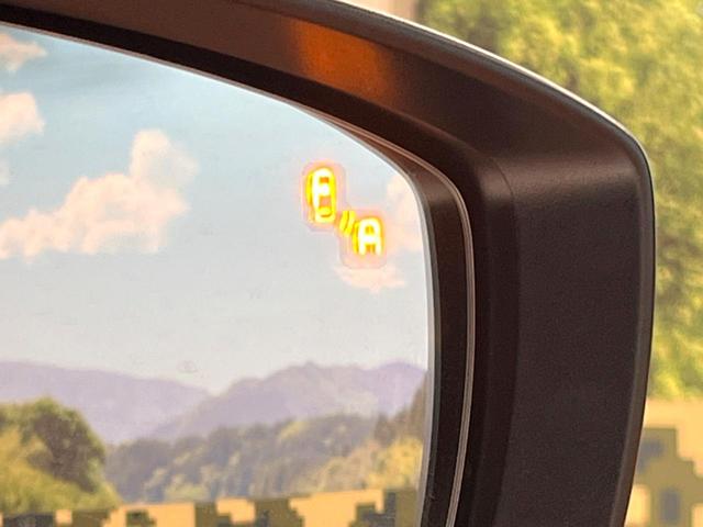 【ブラインドスポットモニタリング】走行中、ドアミラーの死角になりやすい箇所に後続車が接近するとサイドミラー付近に警告を表示、ドライバーに注意喚起をしてくれます。