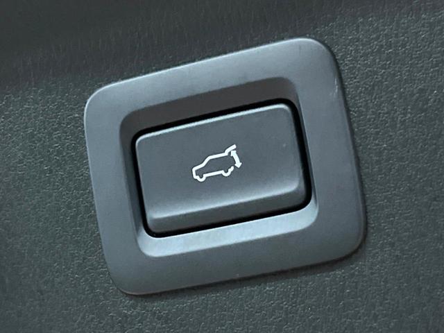 【パワーバックドア】スマートキーや運転席のボタンを押すだけでリアゲートが自動で開閉します！荷物を持っている時や、高い位置にあるバックドアを閉める際に便利な機能です♪