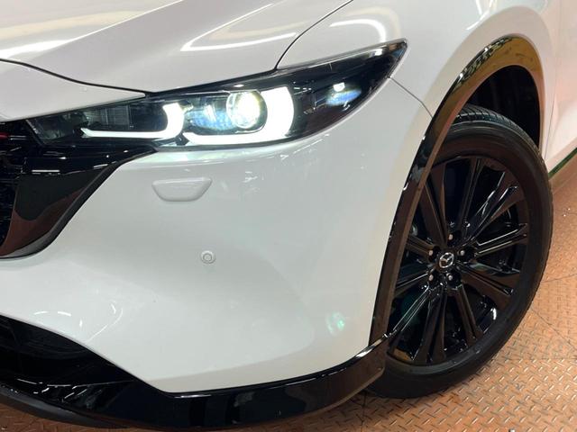 【ＬＥＤヘッドライト】悪天候や夜間走行時も良好な視界を確保し安心して運転できる高輝度ＬＥＤヘッドライトを装備！点灯速度が早く、消費電力も抑えられています。