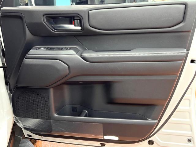 ランドクルーザー２５０ ＶＸ　サンルーフ　丸目ヘッド　純正１２型ナビ　全周囲カメラ　レーダークルーズ　セーフティセンス　ブラインドスポットモニター　デジタルミラー　ベンチレーション　黒革シート　純正１８インチアルミ　禁煙車　ＥＴＣ（32枚目）