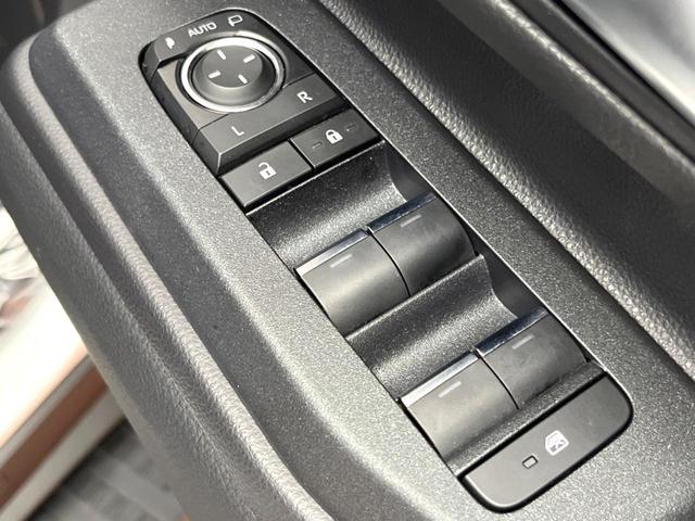 ランドクルーザー２５０ ＶＸ　サンルーフ　丸目ヘッド　純正１２型ナビ　全周囲カメラ　レーダークルーズ　セーフティセンス　ブラインドスポットモニター　デジタルミラー　ベンチレーション　黒革シート　純正１８インチアルミ　禁煙車　ＥＴＣ（33枚目）