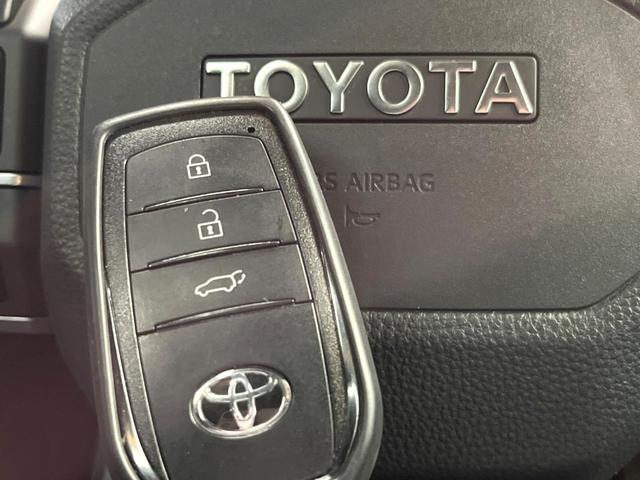 ランドクルーザー２５０ ＶＸ　サンルーフ　丸目ヘッド　純正１２型ナビ　全周囲カメラ　レーダークルーズ　セーフティセンス　ブラインドスポットモニター　デジタルミラー　ベンチレーション　黒革シート　純正１８インチアルミ　禁煙車　ＥＴＣ（42枚目）