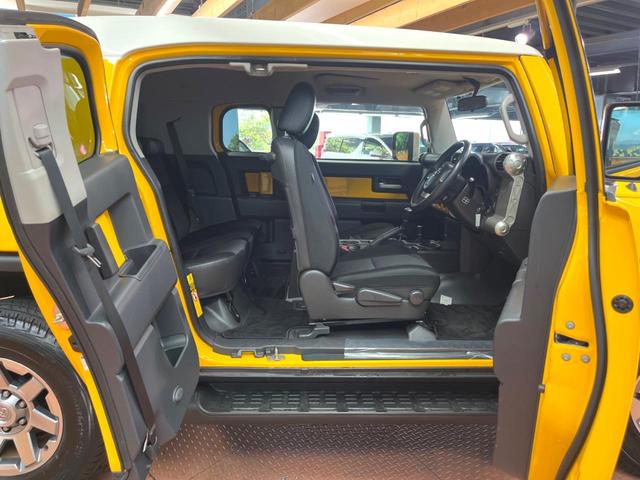 ＦＪクルーザー カラーパッケージ　禁煙車　純正ＳＤナビフルセグＴＶ　バックカメラ　クルコン　コーナーセンサー　横滑り防止装置　純正１７インチアルミ　ＥＴＣ　キーレス　２トーン（32枚目）