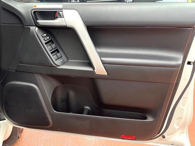 ランドクルーザープラド TX Lパッケージ マットブラックエディション 禁煙車 サンルーフ 9型ナビフルセグ 衝突軽減装置 レーダークルーズ レーンキープ オートハイビーム シートベンチレーション パワーシート ダウンヒルアシスト Bluetooth バックカメラ ETC(34枚目)