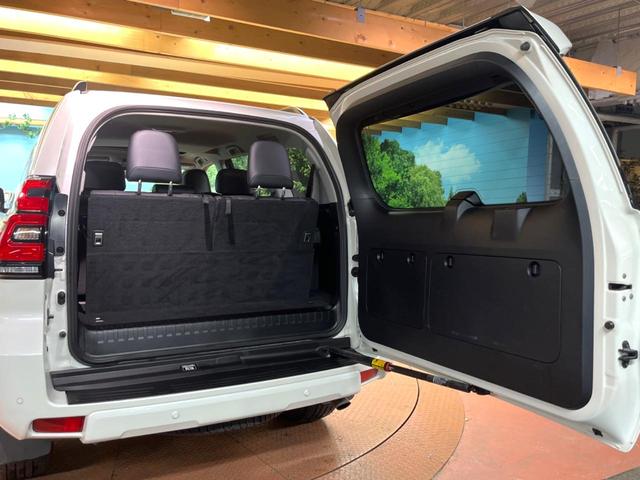 ランドクルーザープラド TX Lパッケージ マットブラックエディション 禁煙車 サンルーフ 9型ナビフルセグ 衝突軽減装置 レーダークルーズ レーンキープ オートハイビーム シートベンチレーション パワーシート ダウンヒルアシスト Bluetooth バックカメラ ETC(66枚目)