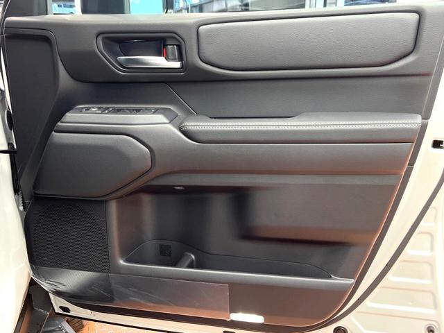 ランドクルーザー250 VX 禁煙車 サンルーフ 12型ディスプレイ 全周囲カメラ レーダークルーズ ブラインドスポットモニター 黒革 シートベンチレーション 電動リアゲート LEDヘッド 純正18インチアルミ ETC(31枚目)