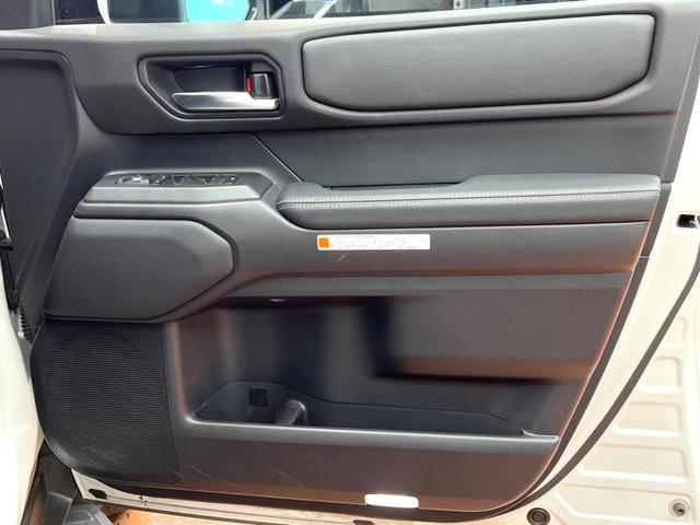 ランドクルーザー２５０ ＶＸ　禁煙　サンルーフ　純正１２型ディスプレイ　全周囲カメラ　ブラインドスポットモニター　レーダークルーズ　デジタルミラー　電動リアゲート　黒革　パワーシート　シートベンチレーション　丸目ＬＥＤ　ＥＴＣ（31枚目）