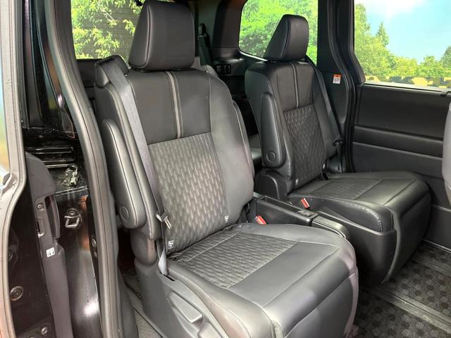 ノア ハイブリッドＳ－Ｚ　禁煙　モデリスタエアロ　快適利便パック　フリップダウン　純正１０型ナビ　全周囲カメラ　ブラインドスポットモニター　レーダークルーズ　デジタルミラー　電動リアゲート　両側電動ドア　三眼ＬＥＤヘッド（12枚目）